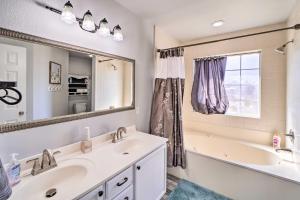 Ένα μπάνιο στο Broken Arrow Country Home Patio on about 2 Acres +22 φωτογραφίες