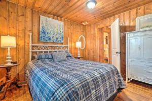 Säng eller sängar i ett rum på Wine Country Retreat with Fire Pit and Sunroom!