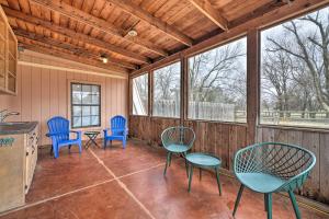 Fotografie z fotogalerie ubytování Bohemian Home with Screened Porch, 3 Mi to Lake! v destinaci Stillwater