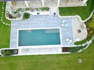 widok na basen w ogrodzie w obiekcie Sunrise Retreat w mieście Bad Blumau +8 zdjęć