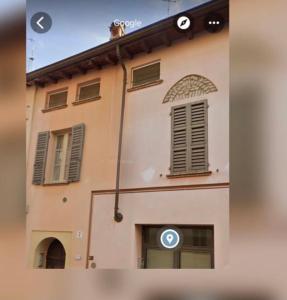 un edificio con un perro sentado encima en Little House en Parma