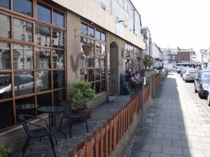 ブラックプールにあるThe Clarendon Hotelの市道の歩道