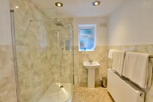 A bathroom at Sampford Harbour Side Guest House