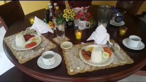 een houten tafel met borden eten erop bij Carribean Transient House in Lucap