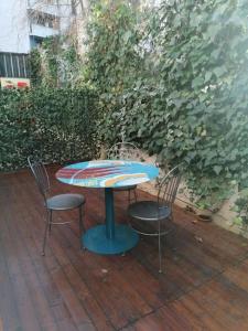 - une table et deux chaises sur la terrasse dans l'établissement Open space city center con terrazzo e due bagni, à Milan