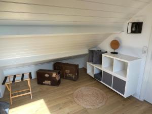 a room with a shelf and a couch and a table at Slapen op het platteland in Bodegraven