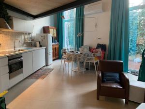 - une cuisine et une salle à manger avec une table et des chaises dans l'établissement Open space city center con terrazzo e due bagni, à Milan