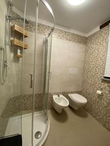 a bathroom with a shower and a toilet and a sink at Open space city center con terrazzo e due bagni in Milan