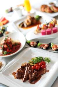 una mesa con platos de comida. en Silka Cheras Kuala Lumpur, en Kuala Lumpur