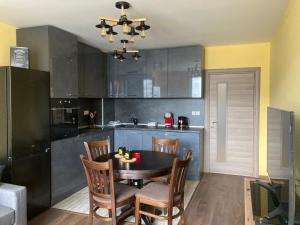 A kitchen or kitchenette at Victor's Suite , with private parking