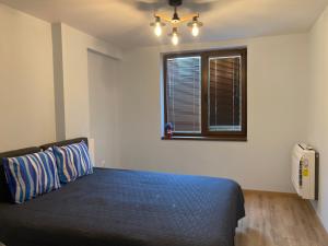 A bed or beds in a room at Victor's Suite , with private parking