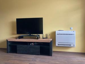 A kitchen or kitchenette at Victor's Suite , with private parking