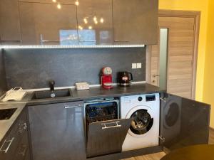 A kitchen or kitchenette at Victor's Suite , with private parking