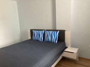 A bed or beds in a room at Victor's Suite , with private parking