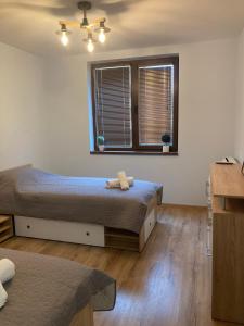 A bed or beds in a room at Victor's Suite , with private parking