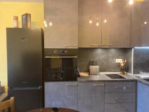 A kitchen or kitchenette at Victor's Suite , with private parking