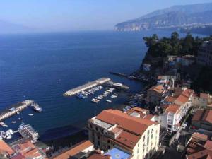 widok na port z łodziami w wodzie w obiekcie Apartment Sorrento 2 w Sorrento +14 zdjęć