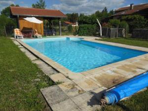 The swimming pool at or close to Gîte Renaison, 4 pièces, 6 personnes - FR-1-496-257