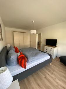 - une chambre avec un lit et une télévision à écran plat dans l'établissement Ferienwohnung Hausbergblick, à Bad Lauterberg