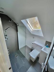 Vonios kambarys apgyvendinimo įstaigoje Luxury Pamper Home Hot Tub & Sauna Ladies Retreat