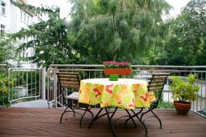 een tafel en stoelen op een terras met een tafel en bloemen bij Hotel Hoffmann in Essen