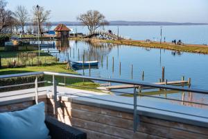 - une vue sur une étendue d'eau avec des bateaux dans l'établissement HAFENMEISTEREI Hotel Seinsche, à Steinhude