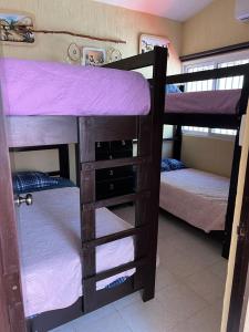 Giường trong phòng chung tại Casa KIRICHNA cerca de centro comercial Y AIRPORT