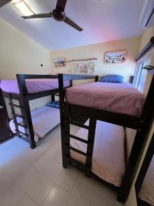 Giường trong phòng chung tại Casa KIRICHNA cerca de centro comercial Y AIRPORT +38 ảnh