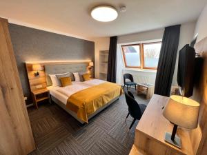 Pokój hotelowy z łóżkiem i biurkiem w obiekcie Hotel Garni am Obsthof GbR w mieście Stade