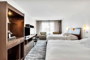 Postel nebo postele na pokoji v ubytování Hotel Mortagne