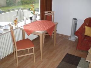 クックスハーフェンにあるApartment im Haus Hanseatic mit Meerblick am Duhner Sandstrandの窓付きの客室で、小さなテーブルと椅子が備わります。