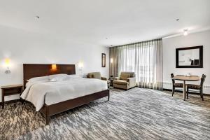 Postel nebo postele na pokoji v ubytování Hotel Mortagne