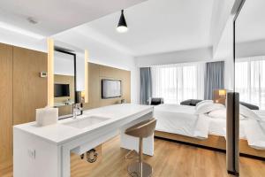 Postel nebo postele na pokoji v ubytování Hotel Mortagne
