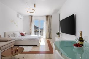 Televízia a/alebo spoločenská miestnosť v ubytovaní Luxury Studio Apartment Honeymoon