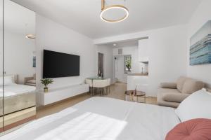Televízia a/alebo spoločenská miestnosť v ubytovaní Luxury Studio Apartment Honeymoon