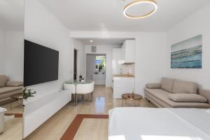 Televízia a/alebo spoločenská miestnosť v ubytovaní Luxury Studio Apartment Honeymoon