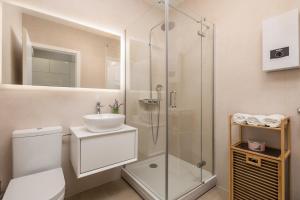 y baño con ducha, aseo y lavamanos. en Luxury Studio Apartment Honeymoon, en Selce