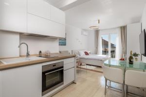 Kuchyňa alebo kuchynka v ubytovaní Luxury Studio Apartment Honeymoon