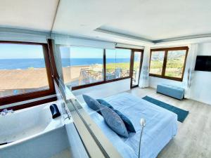 Schlafzimmer mit einem Bett und Meerblick in der Unterkunft Bollullo Paradise in La Orotava