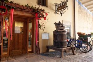 a store front with a bike parked outside of it at Hotel Fossa Mala in Fiume Veneto