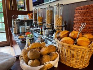 un montón de panes en cestas en un mostrador en Hotel garni "Café im Hamm" en Zell an der Mosel
