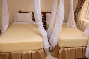 Een bed of bedden in een kamer bij Briston Hotel
