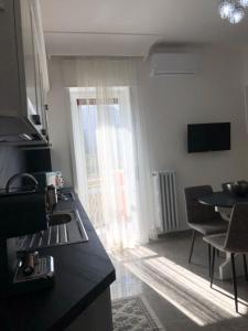 A kitchen or kitchenette at SILVER SUITE