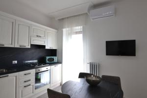 A kitchen or kitchenette at SILVER SUITE