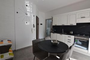 A kitchen or kitchenette at SILVER SUITE