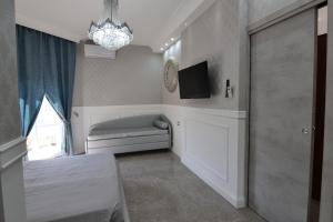 A bed or beds in a room at SILVER SUITE