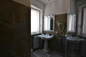 A bathroom at SILVER SUITE