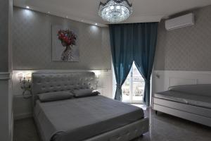 A bed or beds in a room at SILVER SUITE