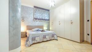 ein Schlafzimmer mit einem Bett in einem Zimmer in der Unterkunft Villa La Tricasina by HDSalento in Tricase