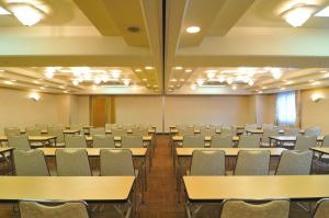 pusta sala wykładowa ze stołami i krzesłami w obiekcie Hotel Listel Shinjuku w Tokio